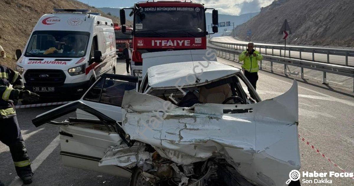"Denizli'de Feci Kaza: Honaz Tüneli Çıkışında Otomobil Hurdaya Döndü" başlıklı haber için fotorealis